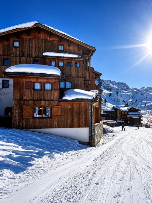 Le Chalet des Cimes, hôtel en bois aux toits enneigés, station de montagne des Alpes de Savoie