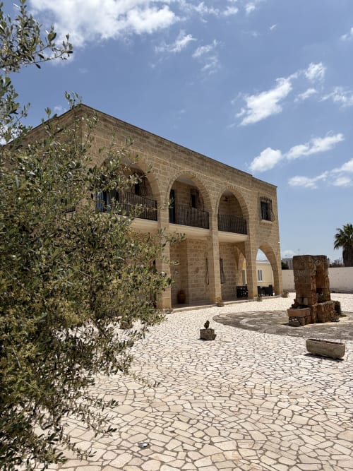 Cortile della B&B Villa Arneide a Torre Lapillo con archi in pietra, ulivo e architettura tradizionale