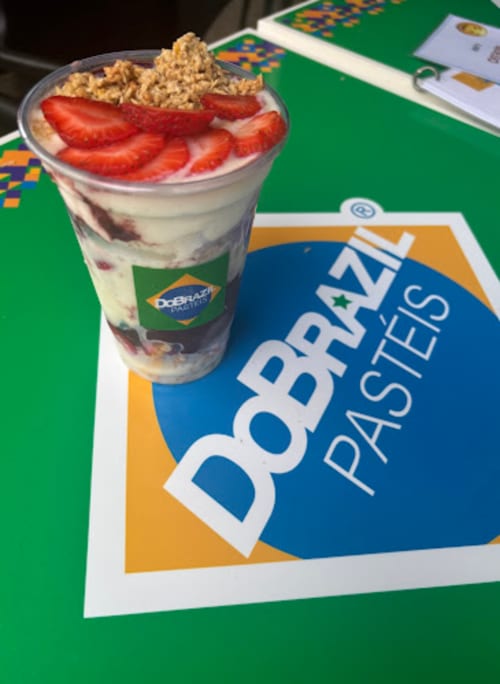 Sobremesa Dobraze com morangos e granola na pousada Vila Alexandra em Costa da Caparica, Portugal