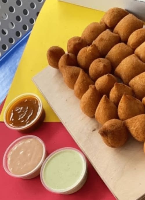 Croquetes douradas fritas com molhos para acompanhar na pousada Vila Alexandra, Costa da Caparica Portugal