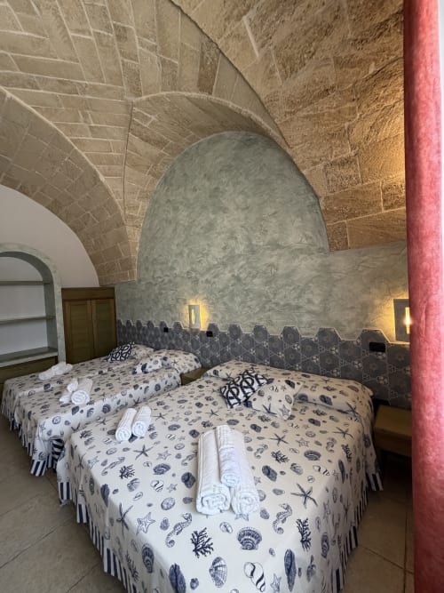 Camera doppia a Villa Arneide a Torre Lapillo con letti gemelli, soffitto in pietra a volta e biancheria a tema marino