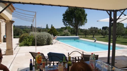 Piscine de la villa luxueuse avec terrasse ombragée à La Bastide de Luson à Maussane-les-Alpilles, France