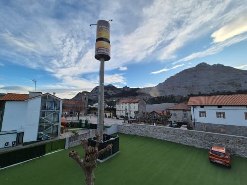 Apartamentos Fabrica de Atardeceres con cargador de vehículos eléctricos, zona de aparcamiento y vistas a las montañas en España