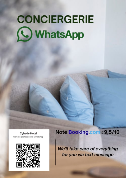 Service conciergerie WhatsApp de Cybade Hôtel avec oreillers bleus sur le lit et note 9,5/10 sur Booking.com à Phu Quoc