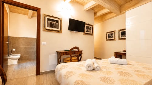 Camera di lusso all'Al Battistero di Ravenna con letto king, bagno privato, TV e vista sulla città