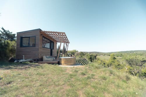 Gîte Pépiite de style tiny house à Villeneuve avec terrasse bois donnant sur la campagne vallonnée
