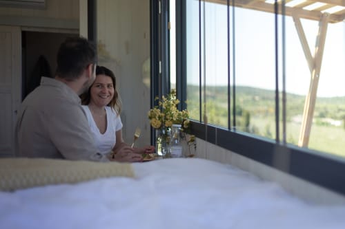 Couple dînant à la Pépite B&B à Villeneuve avec vue panoramique sur la campagne