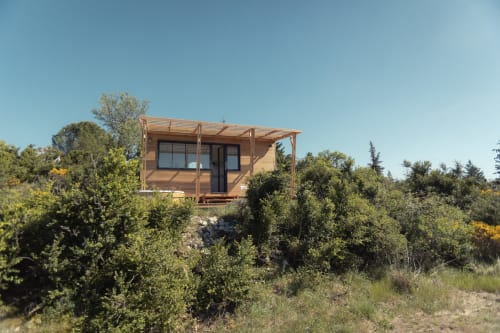 Pépiite treehouse cabin with mountain view in Villeneuve, Ardèche Gorges, surrounded by green vegetation under clear blue sky