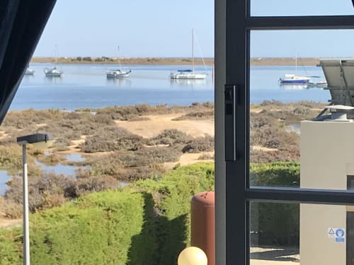 Barcos à vela em águas tranquilas, vista do apartamento River House em Tavira, Portugal