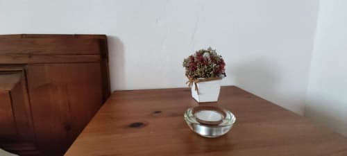 Wooden desk in Monte Da Morena room with potted flowers and candle holder, garden view accommodation in Serpa