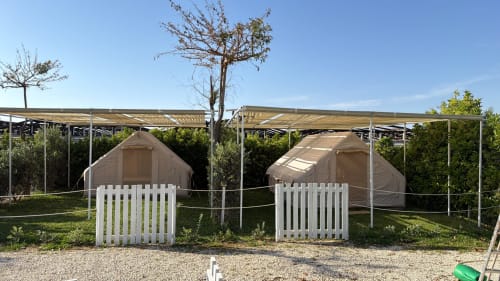 Hébergements en bell tent glamping avec portail blanc à Baia Dorica Camping Village à Vittoria, Italie