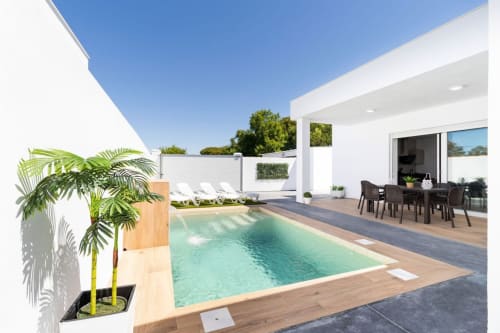 Villa Bison A en Barrosa Home con piscina moderna, tumbonas y terraza amueblada con vistas a la propiedad