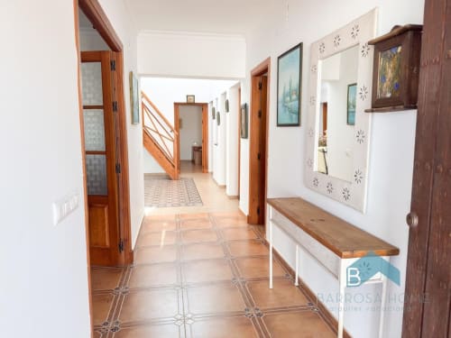 Luminoso pasillo de apartamento Villa Alba en Barrosa Home con suelos de barro cocido, puertas de madera y escalera