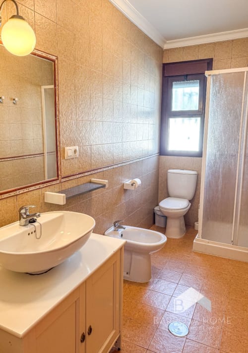 Baño espacioso de Villa Alba con lavabo, inodoro, bidé, ducha y pisos de baldosa terracota