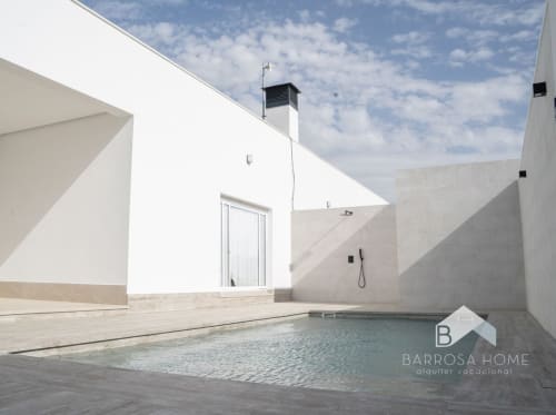 Villa moderna blanca con piscina en Barrosa Home, alquiler vacacional en España