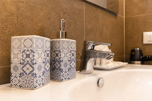 Lussuoso lavabo in suite al Battistero di Ravenna con dispenser di sapone blu decorati e rubinetto cromato