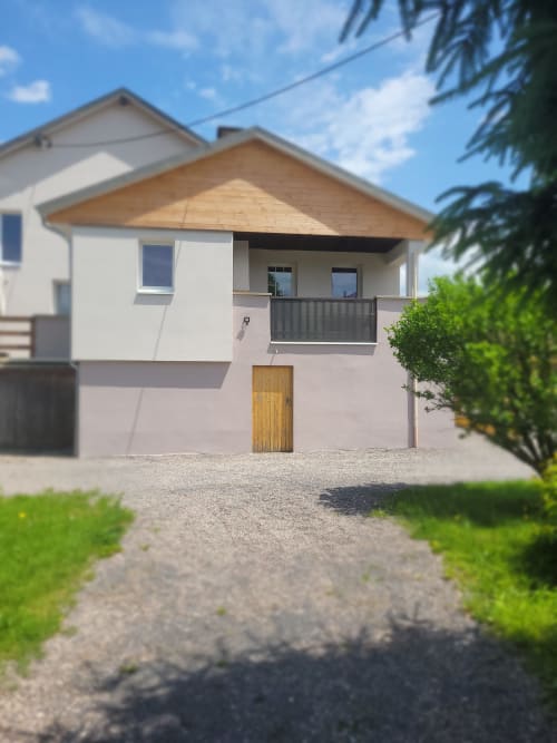 Gîte moderne aux Grandes Voies au Ménil : toiture bois, murs blancs, balcon et vue montagne