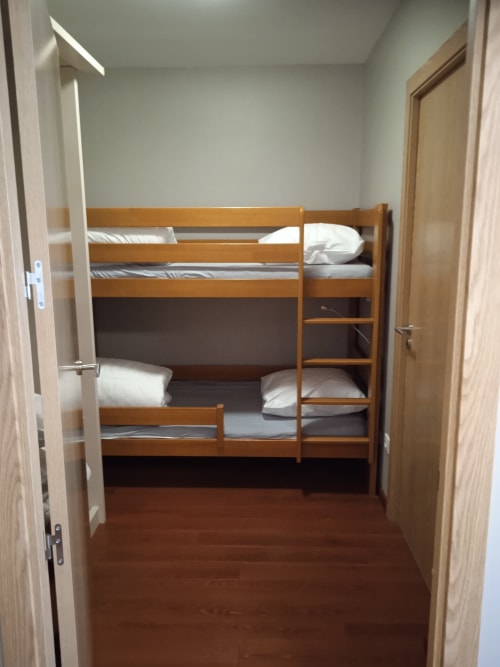 Lits superposés du studio familial avec structure en bois à l'hôtel Les Balcons du Sancy à Picherande