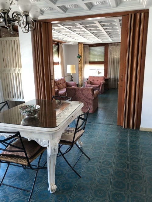 Salón del hotel Casa María con zona de comedor, cortinas marrones, muebles tapizados en rosa y techo decorativo en Artana