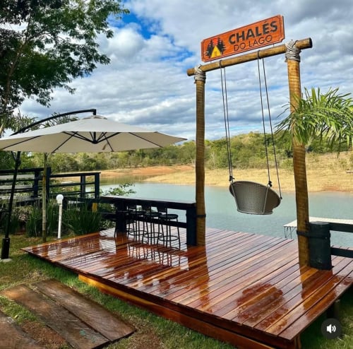 Deck à beira do lago em Chales do Lago com balanço, guarda-sol e vista para o lago em Caldas Novas
