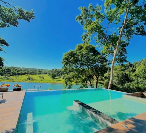 Piscina infinita em Chales do Lago com vista para a lagoa azul e paisagem exuberante em Caldas Novas, Brasil