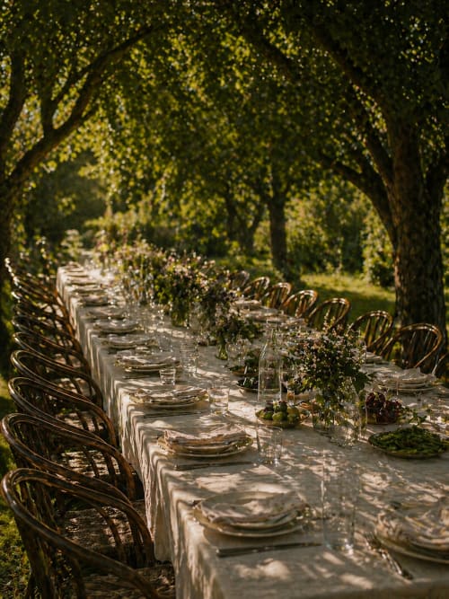 Eleganter Bankettisch im Freien unter goldenen Bäumen im La Maison George, Flavigny sur Ozerain