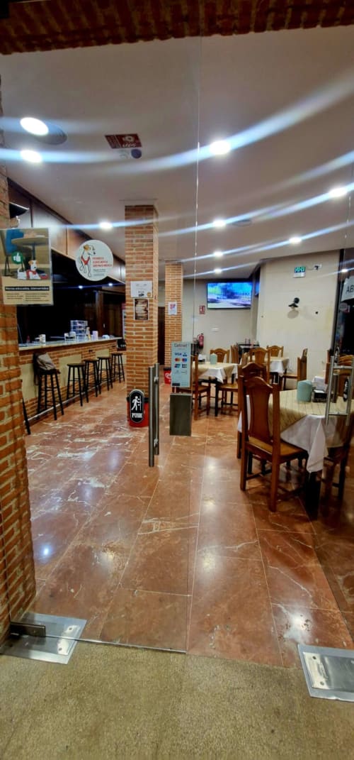Hotel Atalaya restaurant interior in Guadalupe, Cáceres with dining area, bar seating, and modern ceiling lights