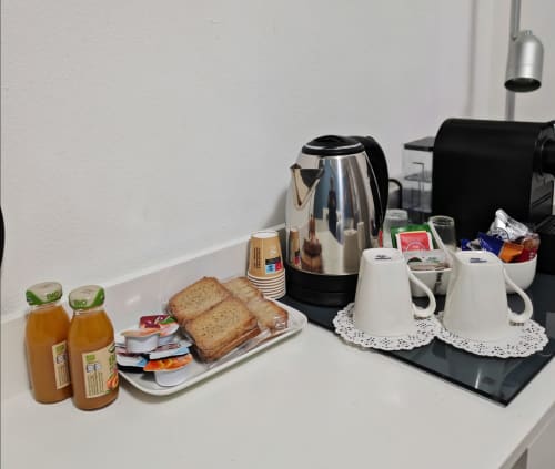Vassoio di benvenuto con bollitore, succo di frutta, toast e servizi presso Alloggi Tosca Airport Lodge