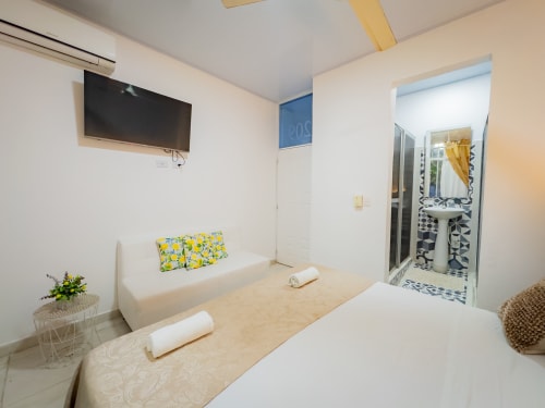 Moderna habitación doble en La Puerta del Angel con camas individuales, TV de pantalla plana y baño privado con ducha