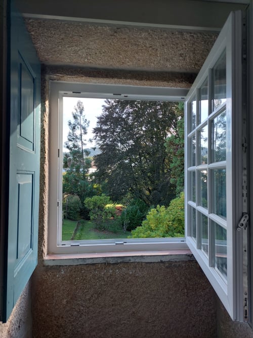 Janelas e portas abertas revelando vistas luxuriantes do jardim do apartamento Quinta da Coutada em Arcos de Valdevez