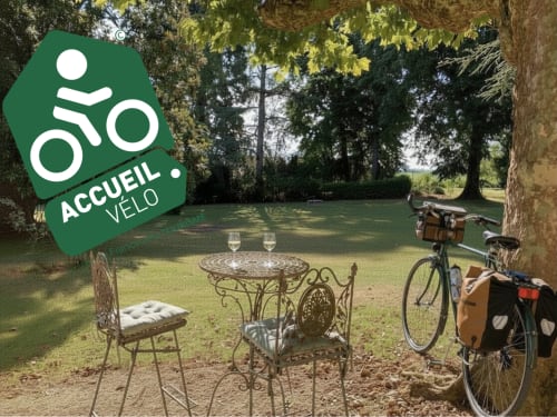 Jardin du Clos Ceres B&B avec vélo, petite table, chaises et verres de vin à Viré, Bourgogne