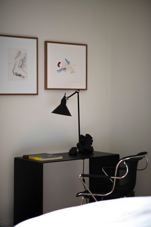 Bureau minimaliste moderne à la Villa Sonneville Roubaix avec lampe noire, chaise et œuvre d'art abstraite encadrée au mur