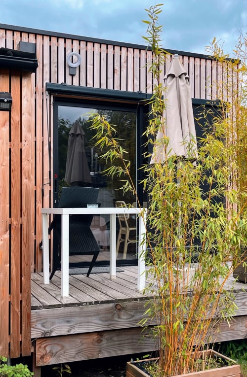 Extérieur moderne en bois du studio aux Logis du Canal, Betton, avec espace repas extérieur et bambous