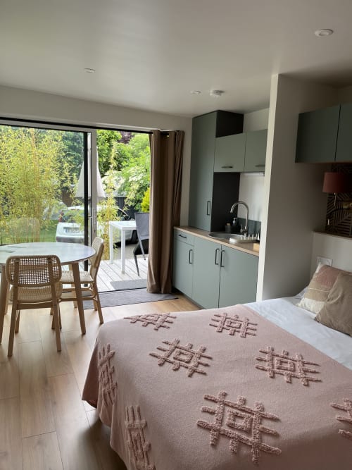 Studio Le Gacet aux Logis du Canal à Betton - appartement moderne avec lit, kitchenette et accès au jardin