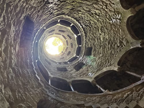Vista de escada em espiral da Villa Golden Mermaid em Ribeirinha, Portugal, olhando para cima