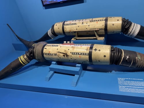 Unidades de cabo submarino Alcatel expostas em museu com fundo azul