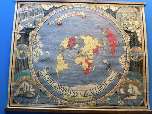 Mapa-múndi vintage de cabo e wireless na Vila da Sereia Dourada, hospedagem em Ribeirinha Portugal