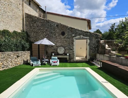 Piscine romantique aux Secrets de Winna en Deux-Sèvres avec transats et chaumière en pierre