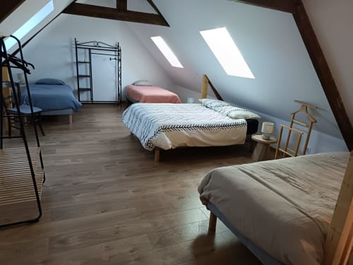 Chambre lumineuse sous les toits avec plusieurs lits et puits de lumière aux Meublés d'Hélène, Oye plage