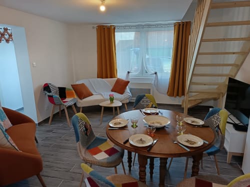 Séjour moderne aux Meublés d'Hélène avec table à manger et canapé