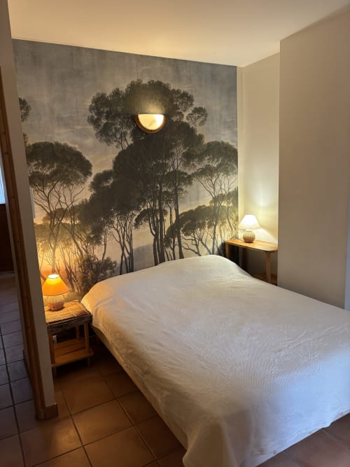 Chambre Eglantine à Anne De La Maison Blanche, Avignon. Lit blanc avec fresque jardin et lampes de chevet.