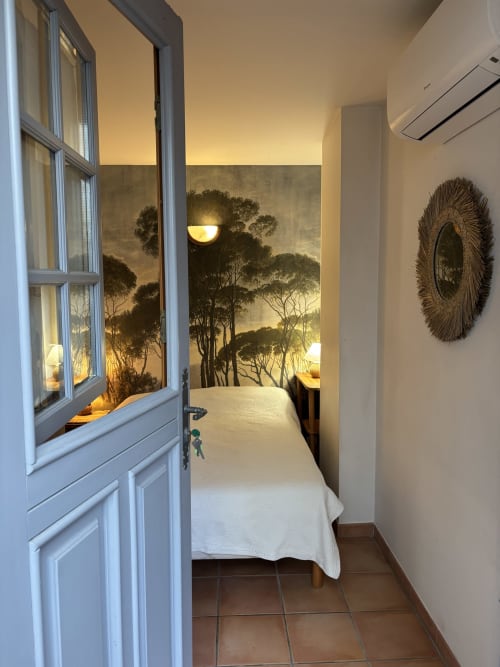 Chambre douillette à l'Anne De La Maison Blanche, Avignon, avec fresque forestière et porte blanche