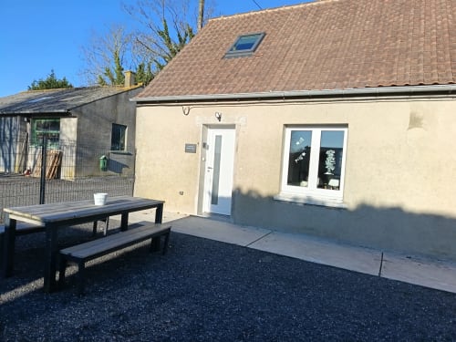 Maison Le Platier d'Oye : façade avec table de pique-nique et terrasse aux Meublés d'Hélène, Oye-Plage