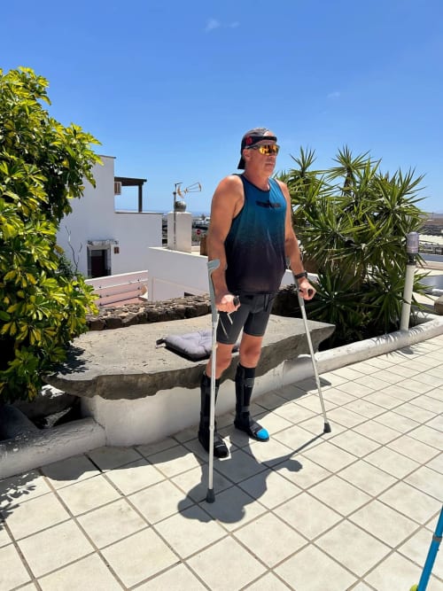Huésped ejercitando con muletas en la terraza de Villa Estrella Polar en Tahiche, Lanzarote
