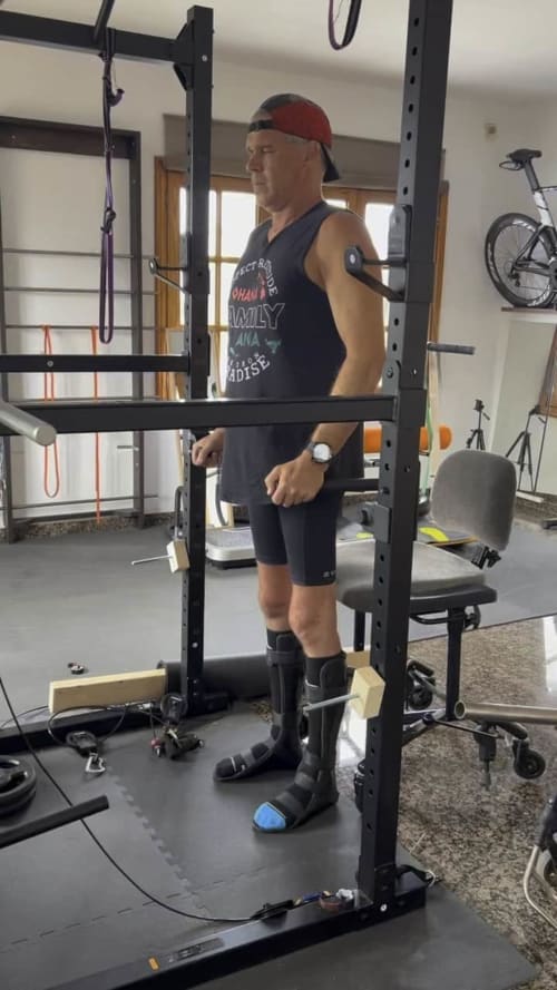 Hombre utilizando equipo de potencia en gimnasio casero de Villa Estrella Polar, Tahiche