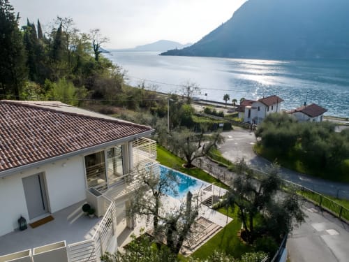 Verdolivo B&B a Sale Marasino affaccia sul Lago d'Iseo con vista sulle montagne, villa moderna bianca con tetto in coppi