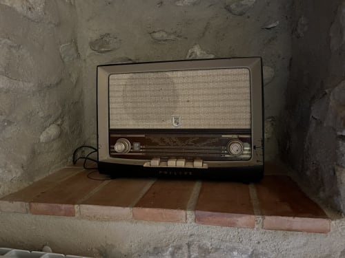 Vintage Philips radio on wooden shelf at Casa Gallinera vacation home in Alicante, Spain