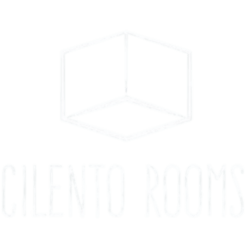 Ampia camera da letto al Cilento Rooms B&B di Agnone con luminose finestre e arredamento moderno
