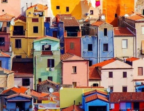 Colorati edifici storici a Bosa, Italia, con l'affascinante architettura vicino a Regnos Altos Boutique Rooms