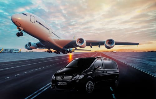 Ampio aereo in decollo sopra berlina nera sulla pista al tramonto, rappresentando il viaggio di lusso vicino a Bosa, Italia